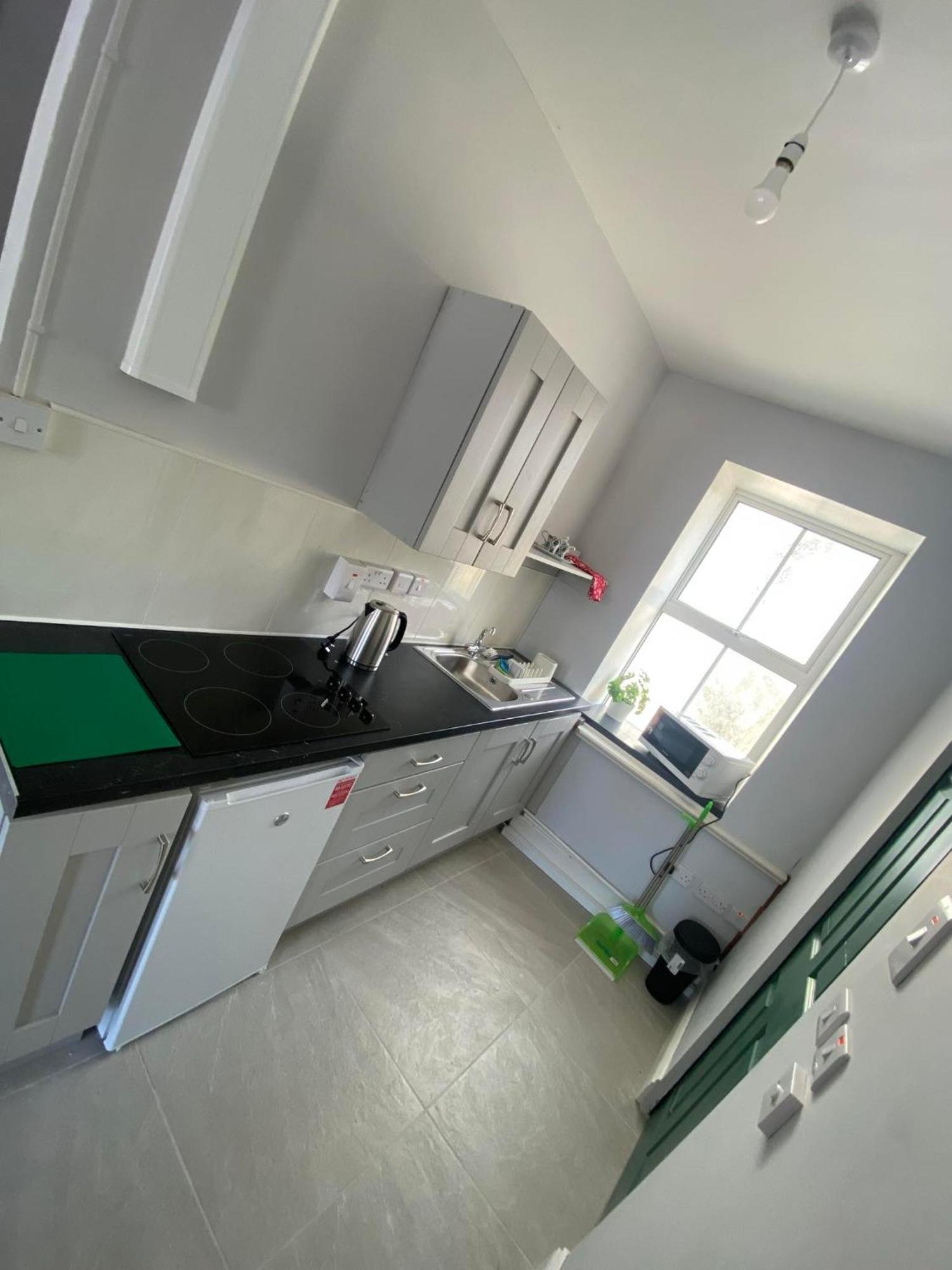 Yellow House Apartment Бантри Екстериор снимка