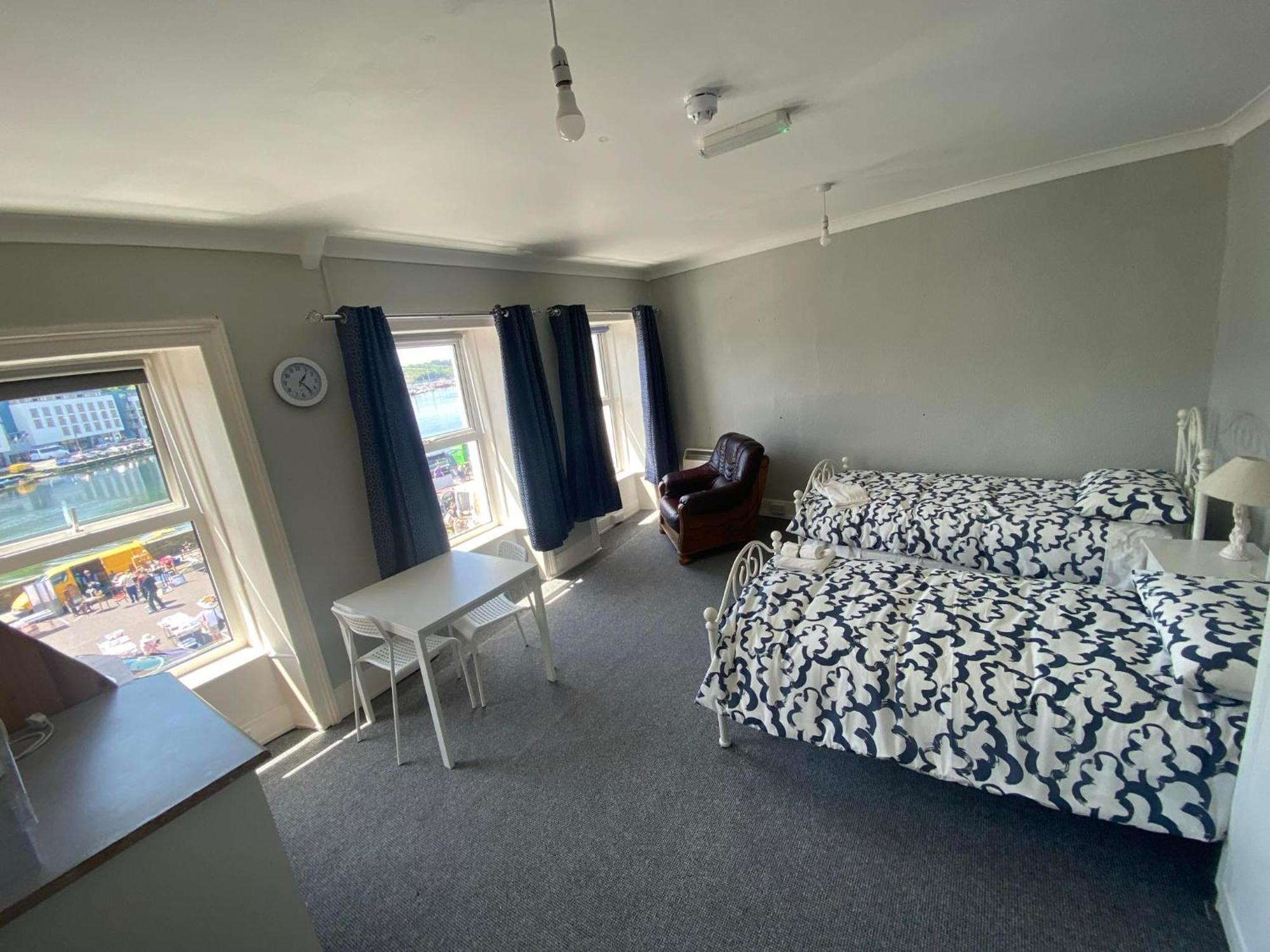 Yellow House Apartment Бантри Екстериор снимка