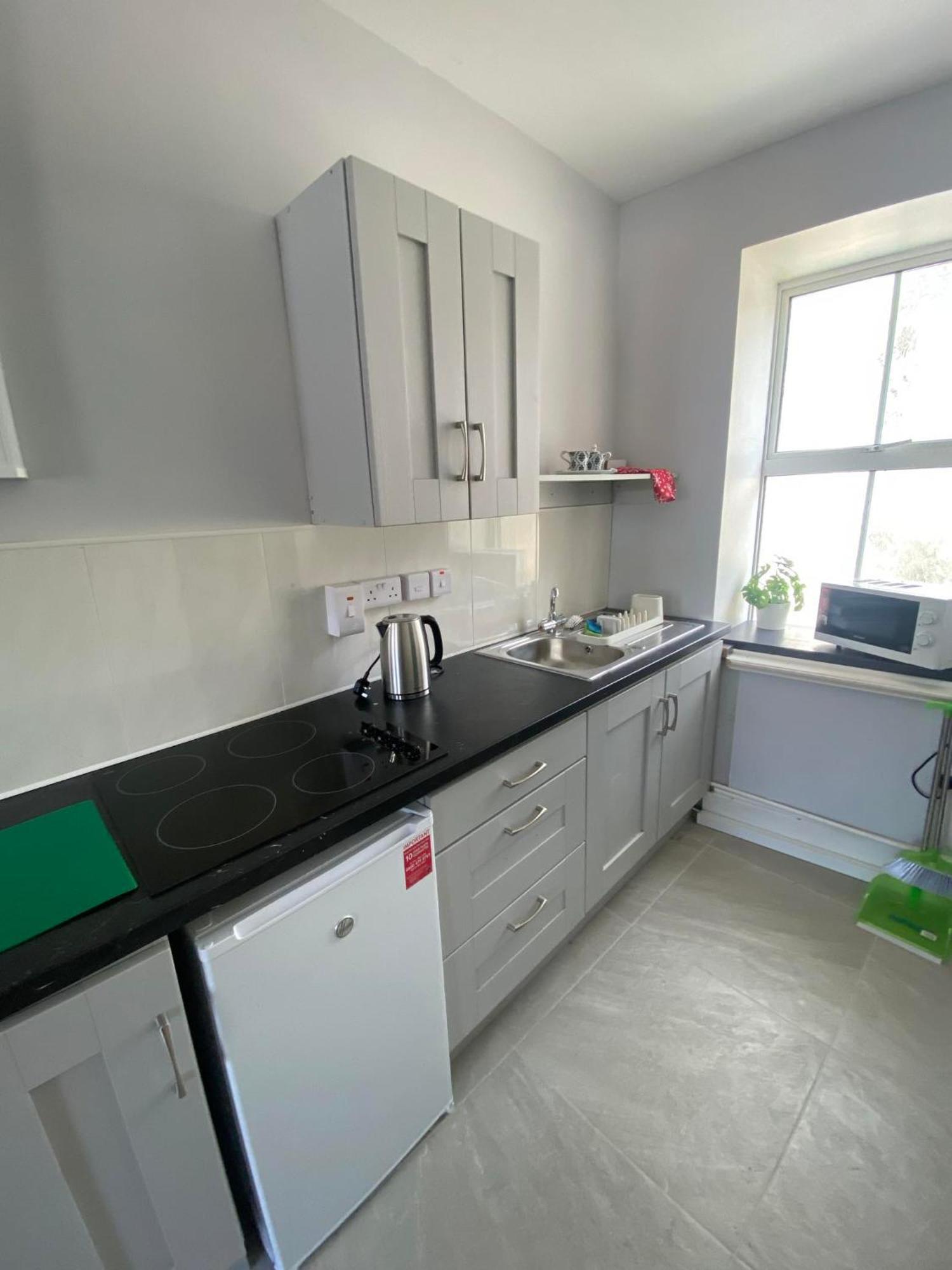Yellow House Apartment Бантри Екстериор снимка