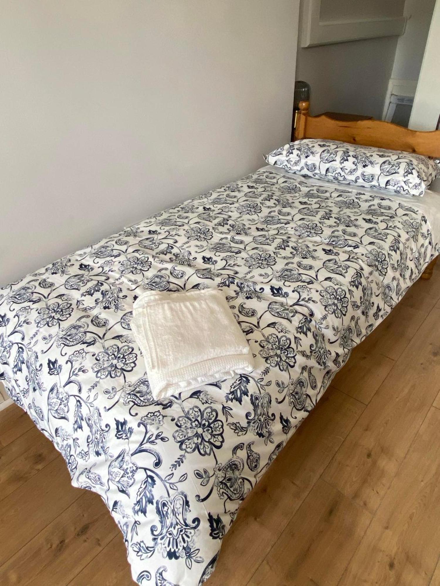 Yellow House Apartment Бантри Екстериор снимка